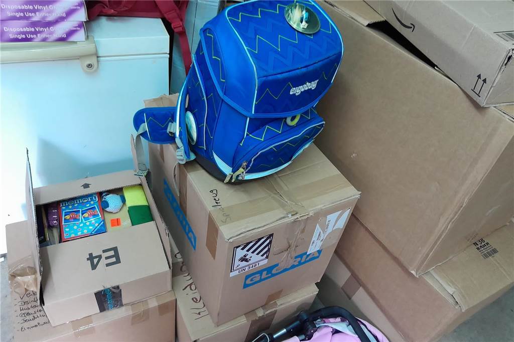 Tanja Kulms (36) sucht einen Transporter, um in der Ukraine zu helfen Auf den Kartons steht ein Schulrucksack für Kinder. In einem Karton befindet sich Kinderspielzeug.