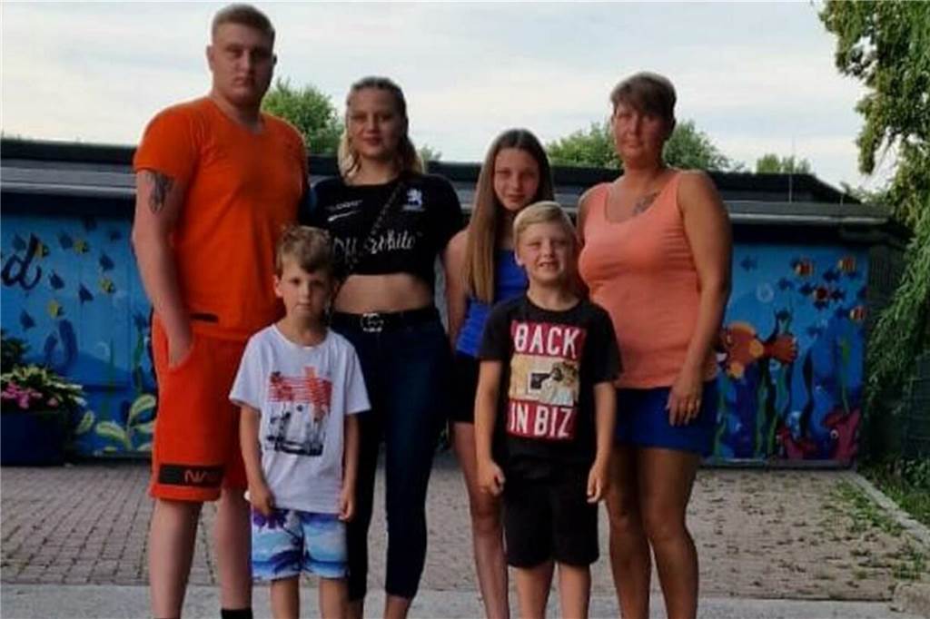 Nicht ausgestellte Familienkarte schlägt hohe Wellen: Freibad Selm findet Lösung Tanja Netzer-Schubert (r.) und ihre Kinder bekamen am Freibad in Selm keine Familienkarte.