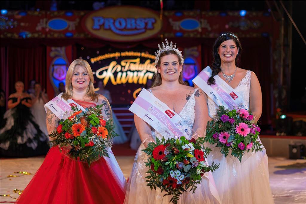 Tanja Schätz wird Zweite bei Fräulein-Kurvig-Wahl Tanja Schätz (rechts) mit der drittplatzierten Evelyn Schwark (links) und der Gewinnerin Franziska Herb (Mitte)