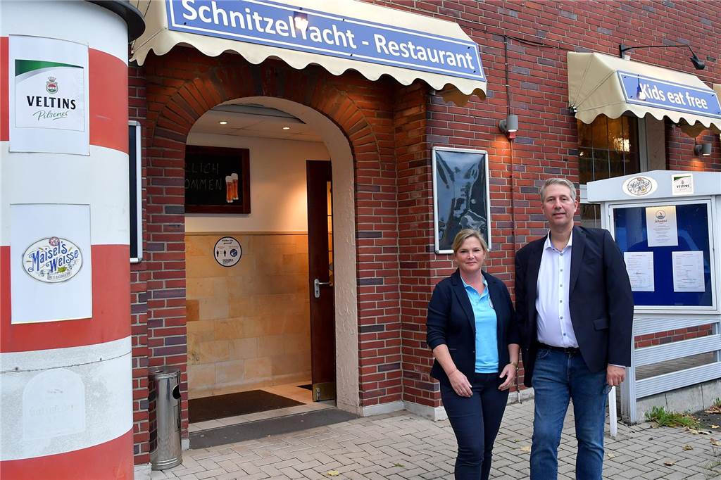 Schnitzelyacht „segelt“ unter neuer Flagge von Dunja und Sascha Große Tanja und Stefan Schneider kurz vor der Eröffnung der Schnitzelyacht im Oktober 2021.