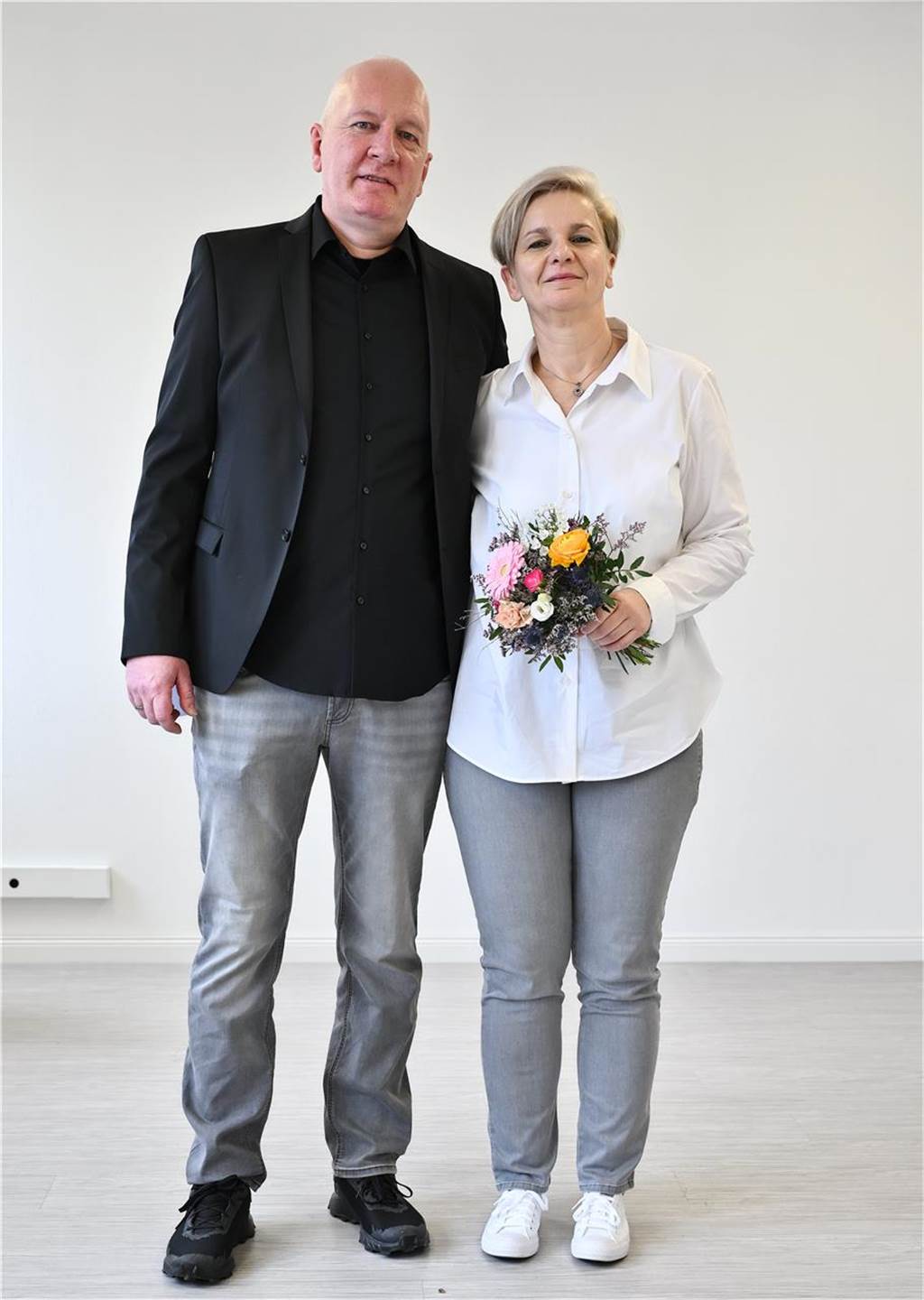 Auf Schalke gab es den ersten Kuss: Tanja und Uwe Geinert haben sich in Marl getraut Tanja und Uwe Geinert stehen nebeneinander.