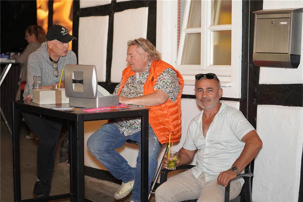 Rappelvoll war es am Samstagabend im Biergarten von Tante Amanda. Die ausgelassene Partystimmung konnte unser Fotograf auf vielen Schnappschüssen einfangen.