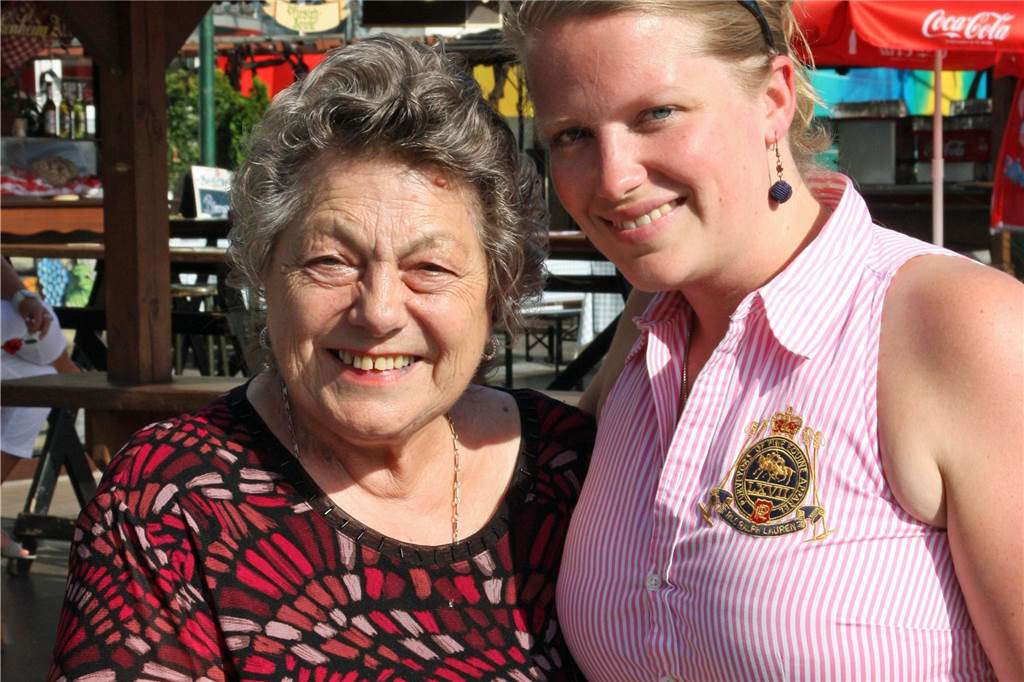 Schausteller waren für Werner „Kirmeskind“ die „Bonus-Familie“ "Tante" Bärbel Schütze (l., auf einem Archivbild) versorgte Kirmeskind Helle Juhl Eggersmann, geborene Schulz, mit zahlreichen Lebensweisheiten.