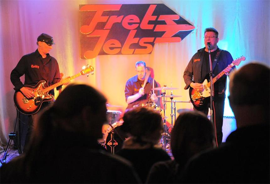 "Im Reiche des Wassers" bleibt vorerst geschlossen Tanz in den Mai im Reiche des Wassers mit der Band Fret Jets:
Die Veranstaltung war der vorletzte Abend der Kultkneipe unter der Führung von Ulrike Engelmann-Surkamp.