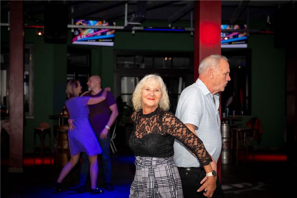Tanzbarer Discofox, Charts und Popschlager lagen am Samstagabend (20. Oktober) in der Stadtmühle auf dem Plattenteller – Disco wie früher war das Motto, das alle Generationen zum Tanzen und Feiern lockte.