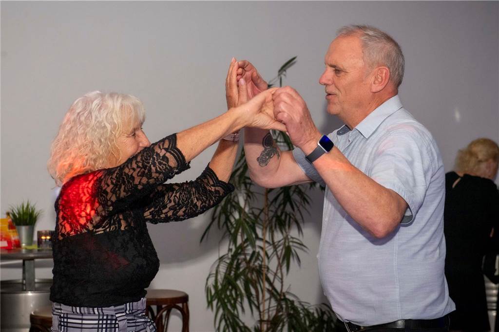 Tanzbarer Discofox, Charts und Popschlager lagen am Samstagabend (20. Oktober) in der Stadtmühle auf dem Plattenteller – Disco wie früher war das Motto, das alle Generationen zum Tanzen und Feiern lockte.