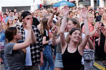 Tanzen vor der Marktplatzbühne beim Altstadtfest - so war das mal in Dorsten bei den großen Festen der Stadt.