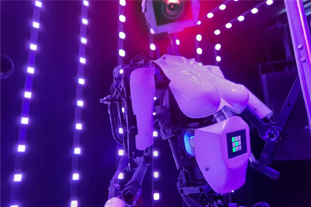 „Next One“ öffnet: So plant Tobit den ersten coronakonformen Club der Region Tanzende Roboter wird es auch im Next One geben.