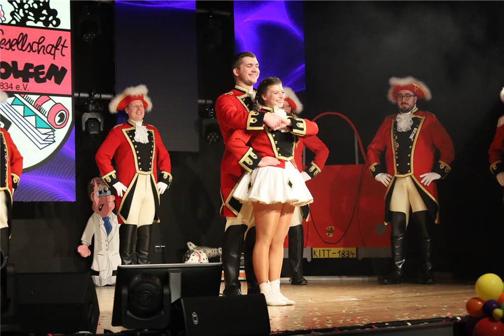 Gute Stimmung beim Online-Karneval in Olfen - auch ohne Olaf Henning Tanzmajor und Tanzmariechen strahlten beide über das ganze Gesicht.