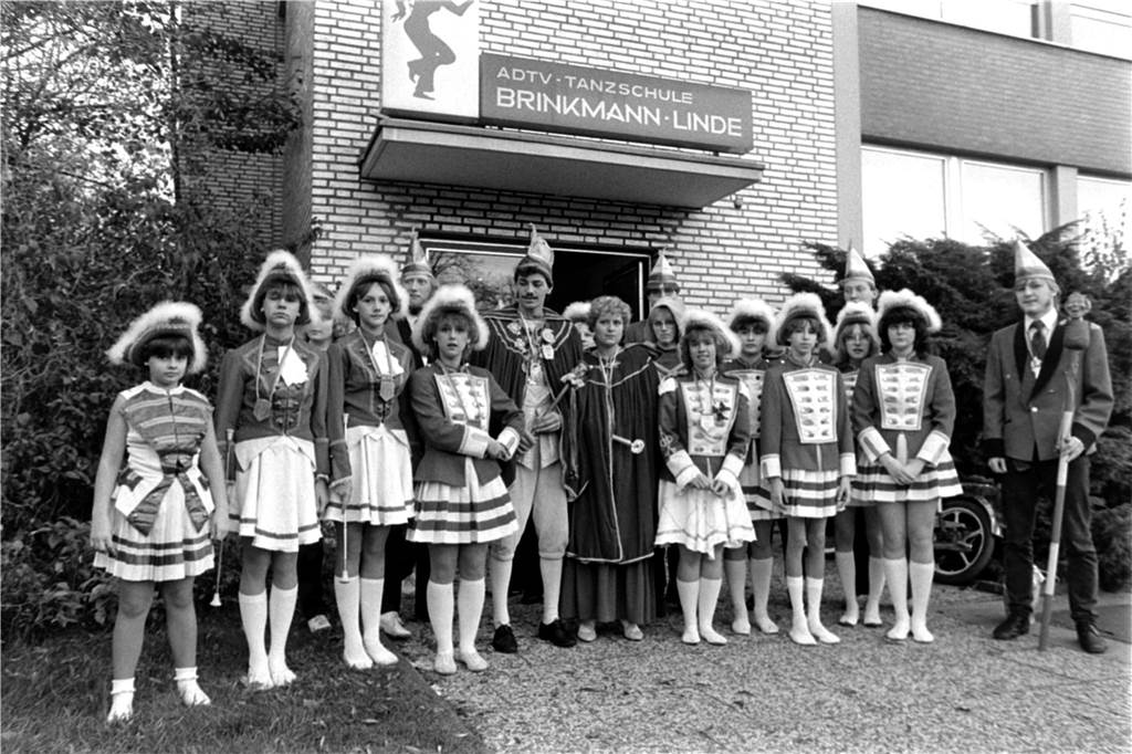 Tanzmariechen vor der Tanzschule Brinkmann & Linde am 11.11. im Jahr 1984