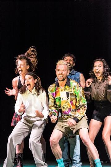 Tanztheater im Pumpenhaus, das sich vom Begriff Tanztheater löst: Lisbeth Gruwez zeigte »AH|HA«.