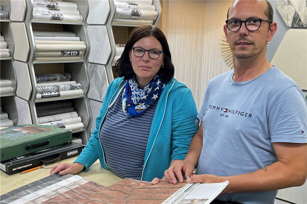 Dirk Kemmler und seine Frau in ihrem Geschäft Tapeten Kroes.