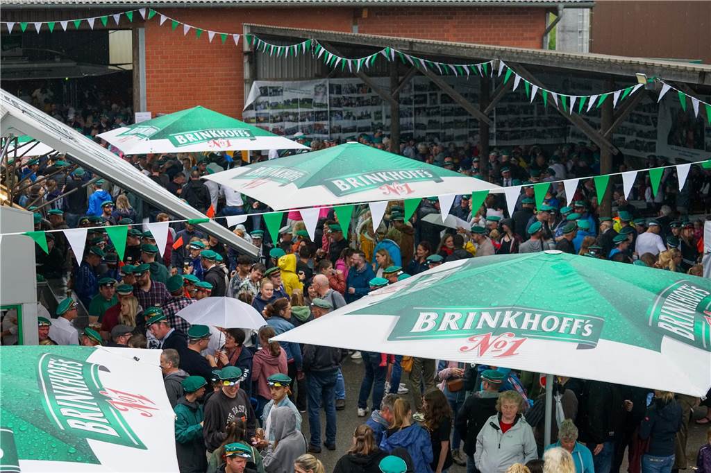 „Phänomenale Stimmung“ bei der Königsübung trotz schlechten Wetters Tapfer marschierten etwa 1.000 Schützen trotz strömenden Regens bei der großen Königsübung mit.