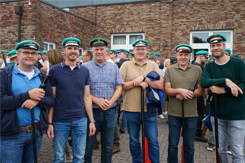 Tapfer marschierten etwa 1.000 Schützen trotz strömenden Regens bei der großen Königsübung mit.