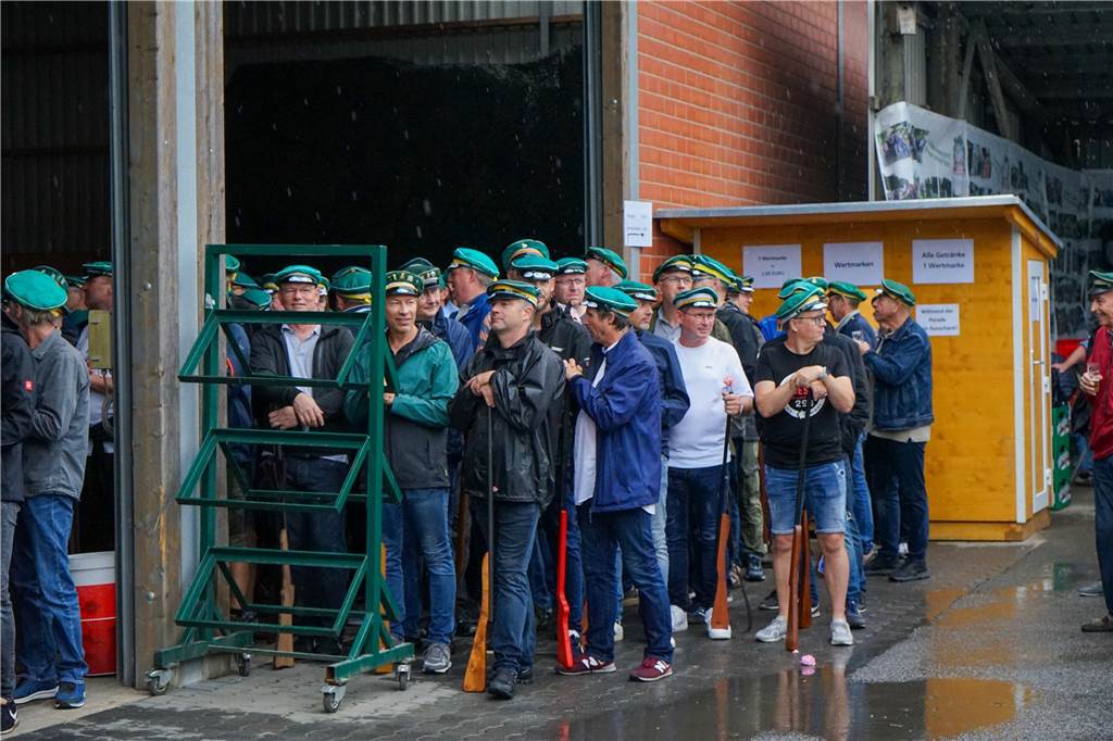 Tapfer marschierten etwa 1.000 Schützen trotz strömenden Regens bei der großen Königsübung mit.