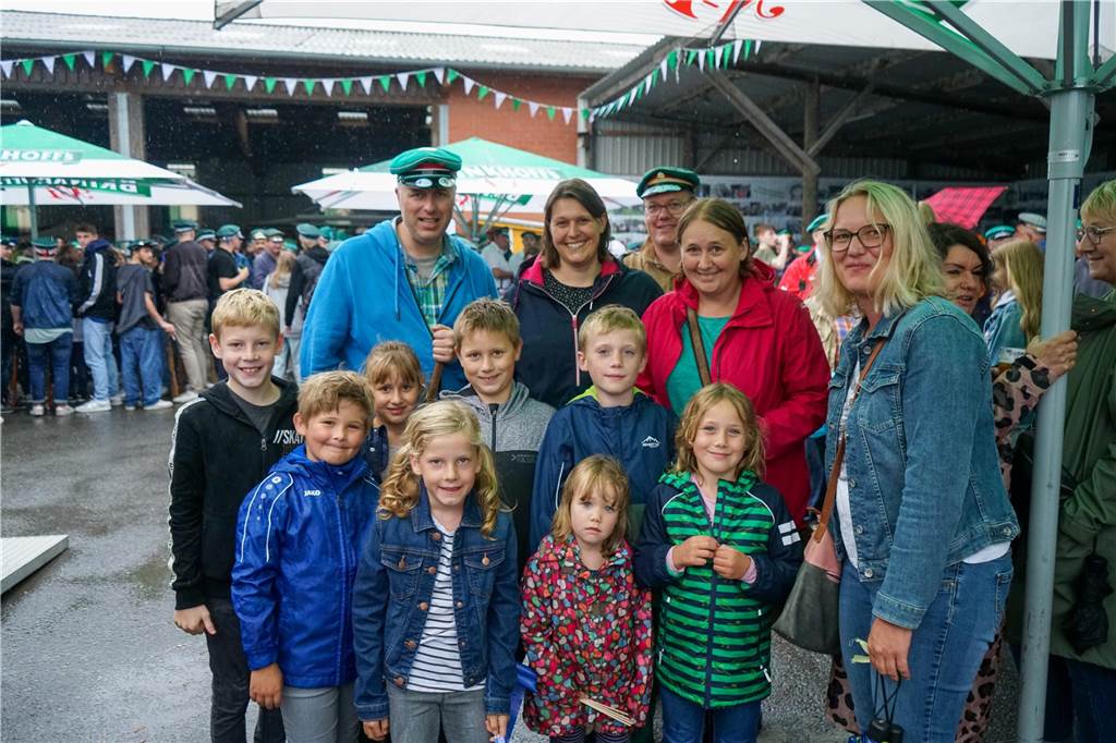 Tapfer marschierten etwa 1.000 Schützen trotz strömenden Regens bei der großen Königsübung mit.