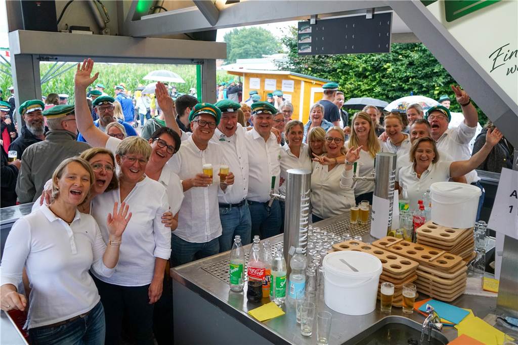 Tapfer marschierten etwa 1.000 Schützen trotz strömenden Regens bei der großen Königsübung mit.