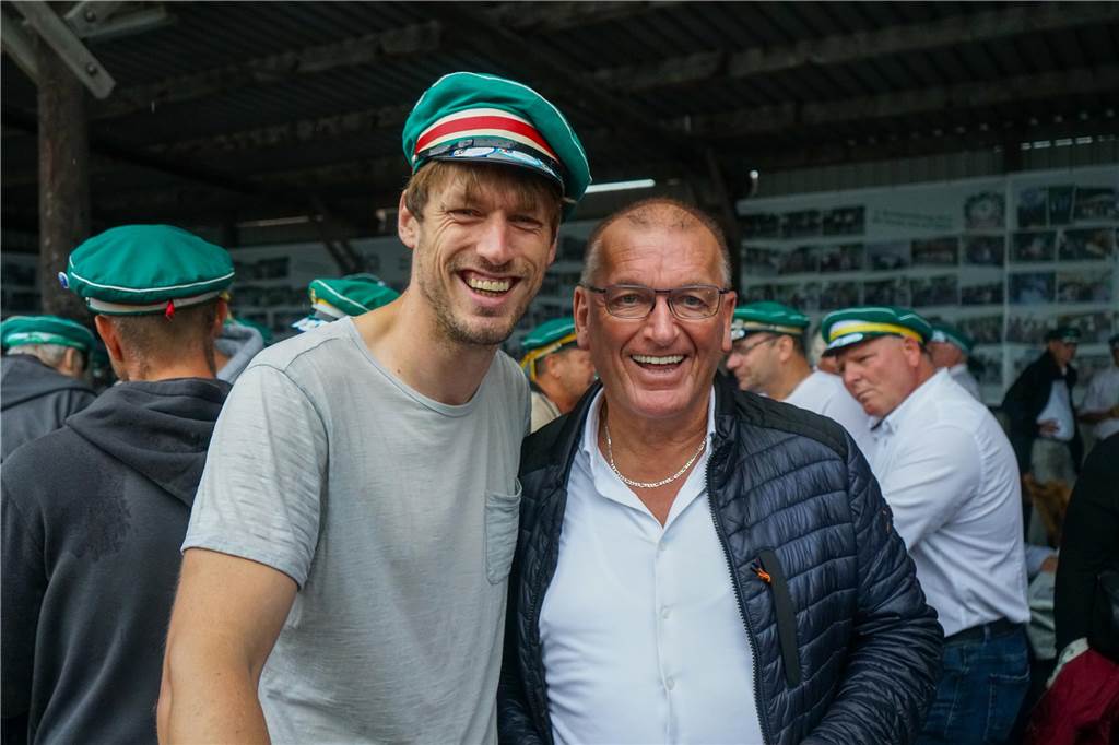 Tapfer marschierten etwa 1.000 Schützen trotz strömenden Regens bei der großen Königsübung mit.