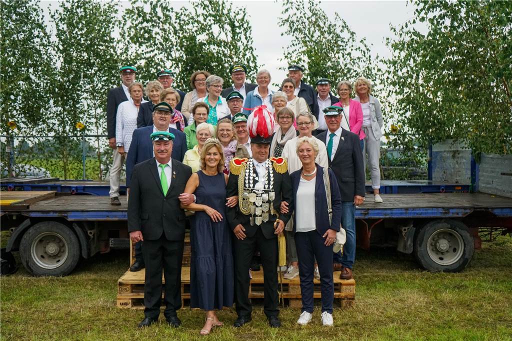 Tapfer marschierten etwa 1.000 Schützen trotz strömenden Regens bei der großen Königsübung mit.