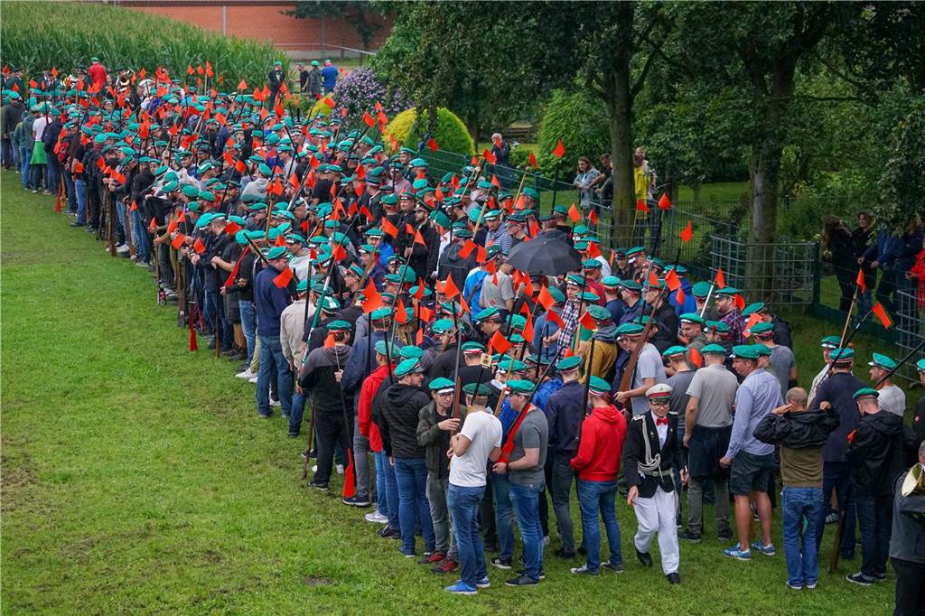 Tapfer marschierten etwa 1.000 Schützen trotz strömenden Regens bei der großen Königsübung mit.