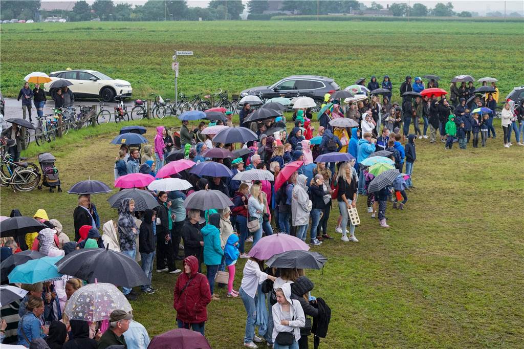 Tapfer marschierten etwa 1.000 Schützen trotz strömenden Regens bei der großen Königsübung mit.