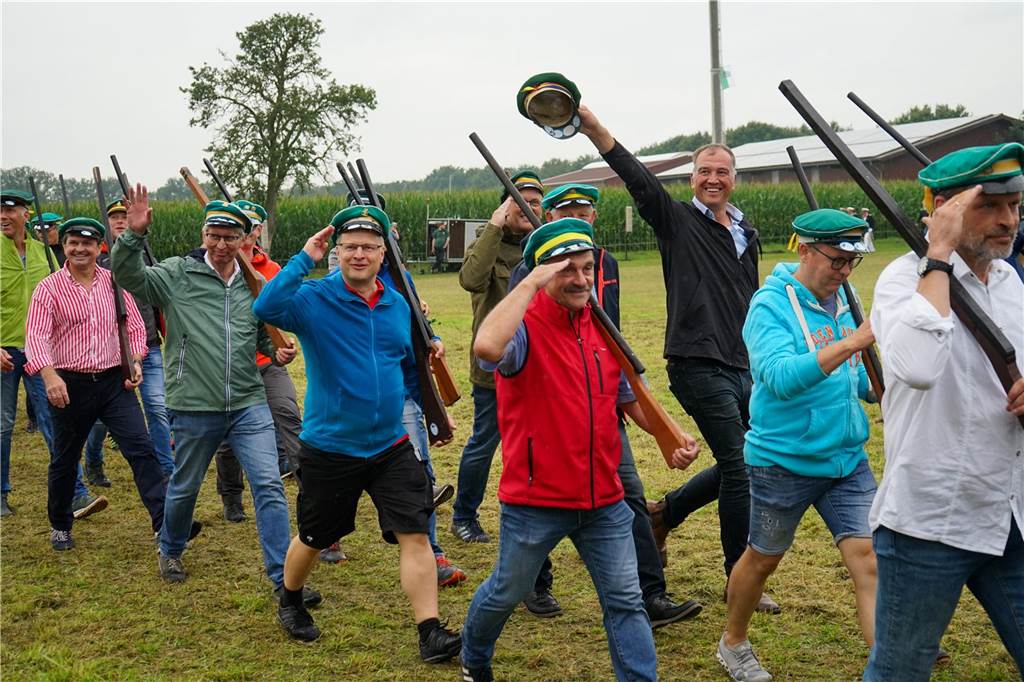 Tapfer marschierten etwa 1.000 Schützen trotz strömenden Regens bei der großen Königsübung mit.
