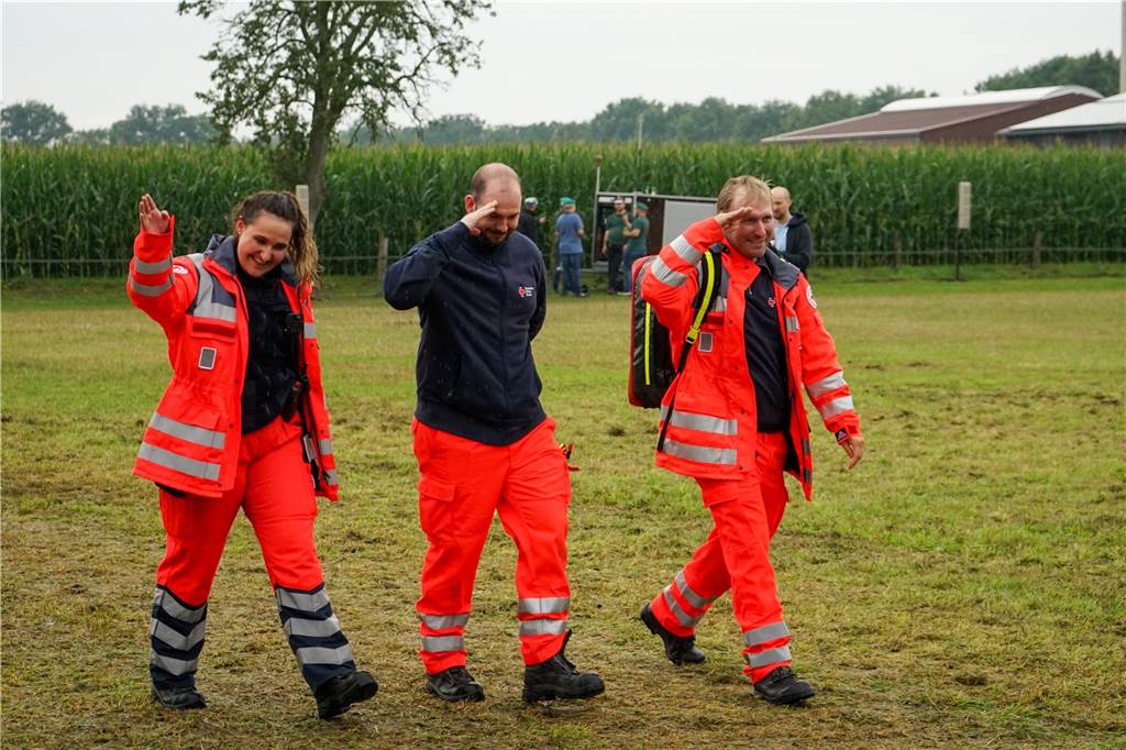 Tapfer marschierten etwa 1.000 Schützen trotz strömenden Regens bei der großen Königsübung mit.