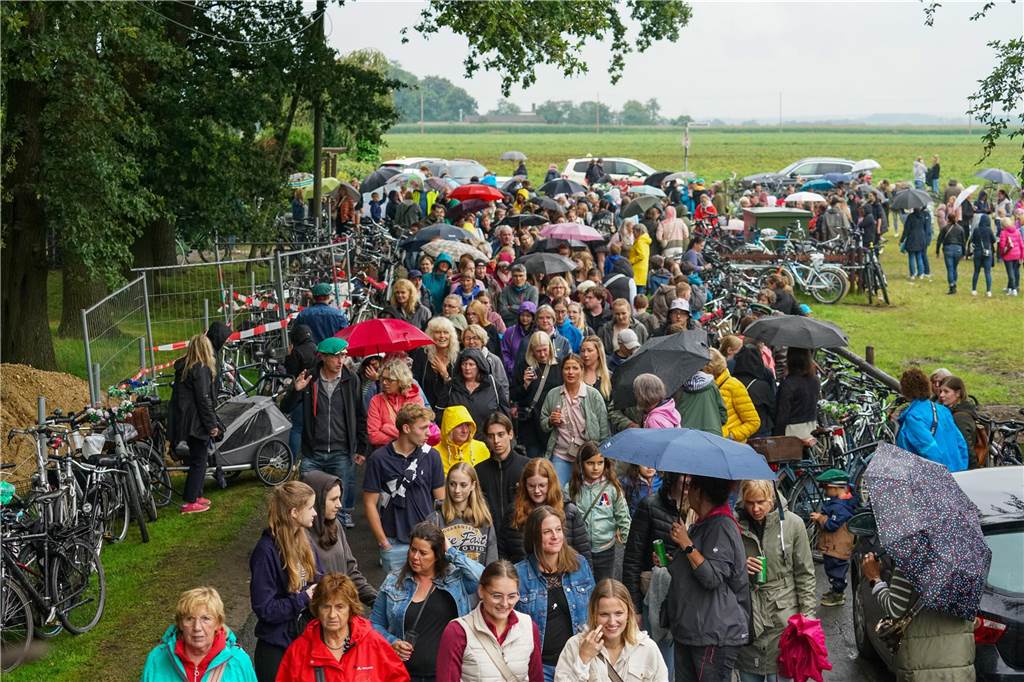 Tapfer marschierten etwa 1.000 Schützen trotz strömenden Regens bei der großen Königsübung mit.