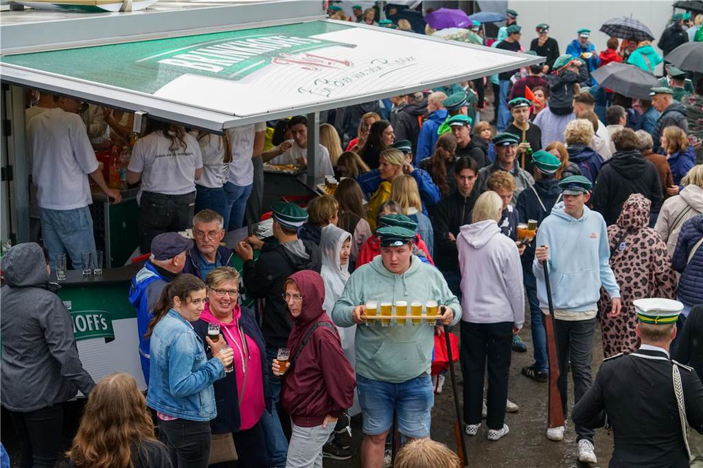 Tapfer marschierten etwa 1.000 Schützen trotz strömenden Regens bei der großen Königsübung mit.