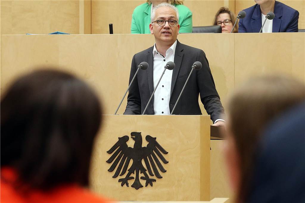 Weg für Deutschlandticket ist frei : Bundesrat stimmt Finanzierung zu Tarek Al-Wazir, (Bündnis90/Grüne), hessischer Minister für Wirtschaft, Energie, Verkehr und Wohnen, spricht im Bundesrat während der Sitzung der Länderkammer.