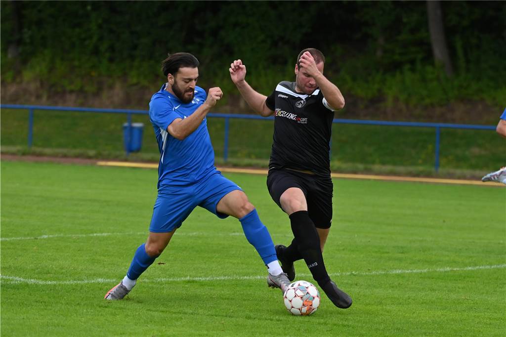 Vier Teams überragen, zwei suchen ihre Form: HSC-Dauerbrenner - VfL holt Siege am Fließband Tarek Kurt (l.) beim Pokalspiel des KSV in Pelkum.