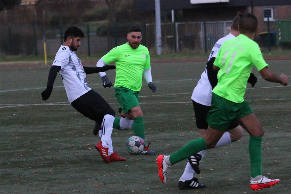Kampf und Krampf im Keller-Knaller: VfK Weddinghofen besiegt den SV Stockum Tarik Civak (links) vom VfK Weddinghofen machte im Mittelfeld immer wieder Druck nach vorne.