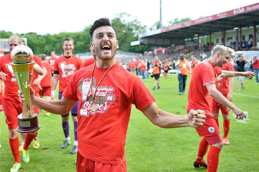 Dem Erdbeben in der Türkei folgt Vertragsauflösung: Die emotionale Geschichte von Tarik Kurt Tarik Kurt und RW Oberhauen gewannen gegen RW Essen den Niederrheinpokal und qualifizierten sich dadurch für die erste DFB-Pokal-Hauptrunde.