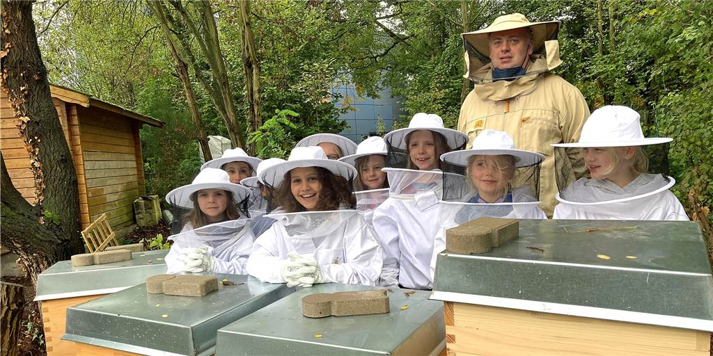 Imkern auf dem Stundenplan: Grundschüler sind „Bienenkinder“ Tarmo Wolf, Schülerinnen, Schüler und Bienen an der Benninghofer Grundschule