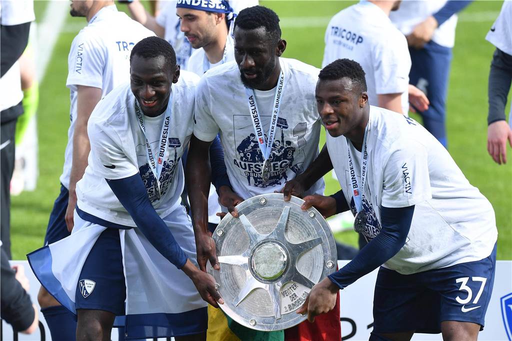 Regionalligist holt Stürmer mit Bundesliga-Erfahrung: Er stieg mit dem VfL Bochum auf Tarsis Bonga (l.) stieg mit dem VfL Bochum 2021 in die Bundeslig auf.