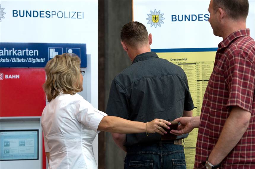 Nach Wechselgeld-Betrug in Werne - das sind die anderen miesen Tricks Drei Menschen simulieren einen Taschendiebstahl.