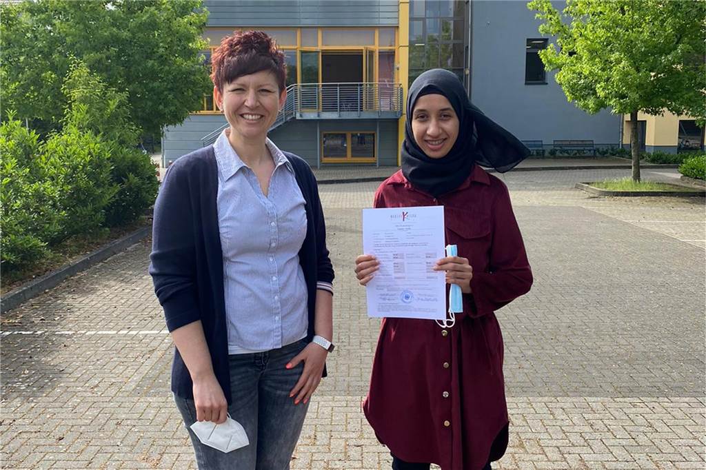 Jahrgangsbeste mit Traumschnitt: Schülerin aus besonderer Klasse geehrt Tasneem Heridin aus der Internationalen Förderklasse strahlt nach der Ehrung als
Jahrgangsbeste aus dem Bildungsgang mit einem Notendurchschnitt von 1,0 mit der Sonne um die Wette. Links im Bild die Klassenlehrerin Julia Appelhoff.