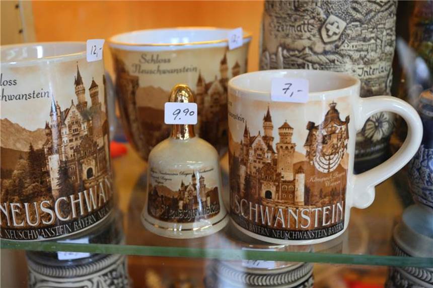 Bayern behält Marke „Neuschwanstein“ Tassen mit der Aufschrift Neuschwanstein dürfen nach dem Urteil des EuGH nur noch verkauft werden, wenn eine Lizenzvereinbarung mit dem Freistaat Bayern getroffen wurde. Foto: Karl-Josef Hildenbrand