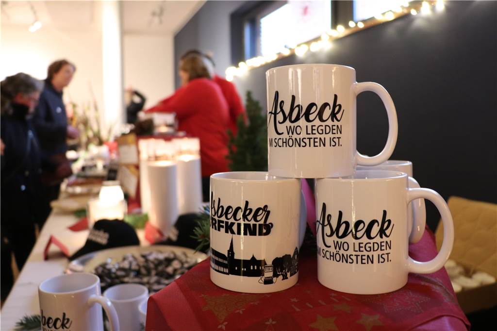 Tassen und mehr präsentierte der Asbecker Fanshop.
