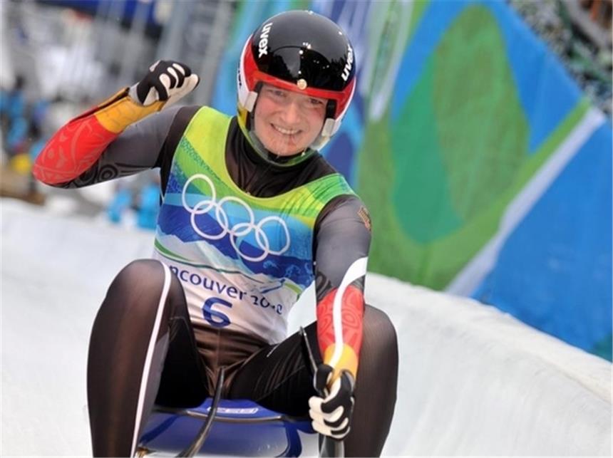 Goldener Olympia-Tag dank Hüfner und Neuner Tatjana Hüfner ballt im Ziel freudestrahlend die Faust.