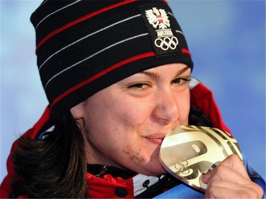 Goldener Olympia-Tag dank Hüfner und Neuner Tatjana Hüfner bei der Medaillenvergabe in Whistler.