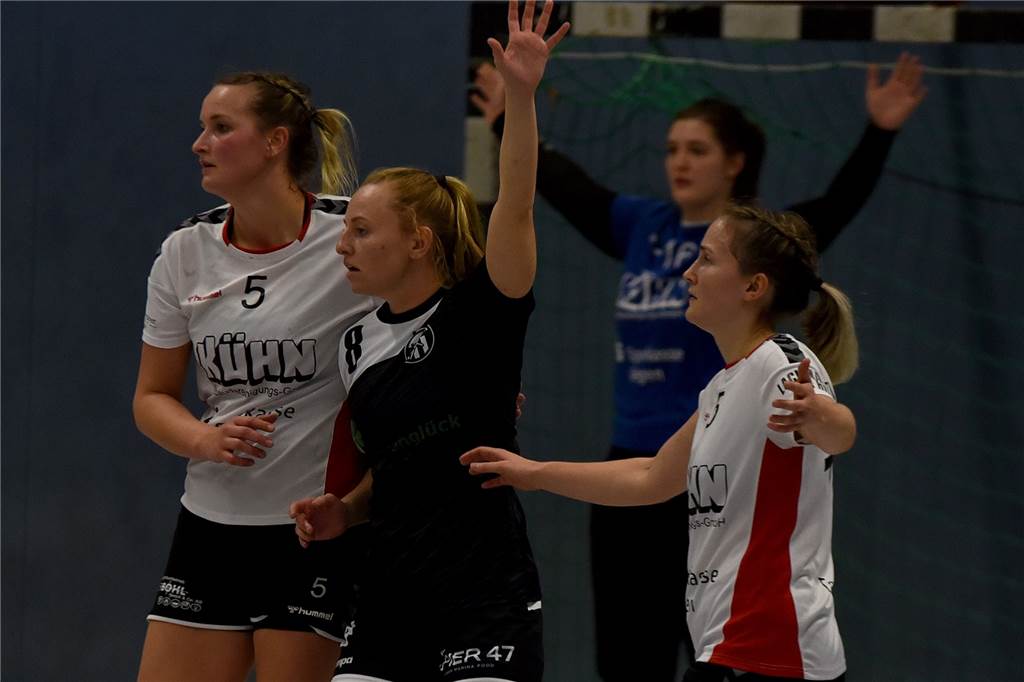 TuRa-Damen sind wieder am Ball - aber zwei Spielerinnen haben sich verabschiedet Tatjana Sahage (Mitte) ist mittlerweile zum Bergkamener Ligakonkurrenten VfL Brambauer zurückgekehrt.