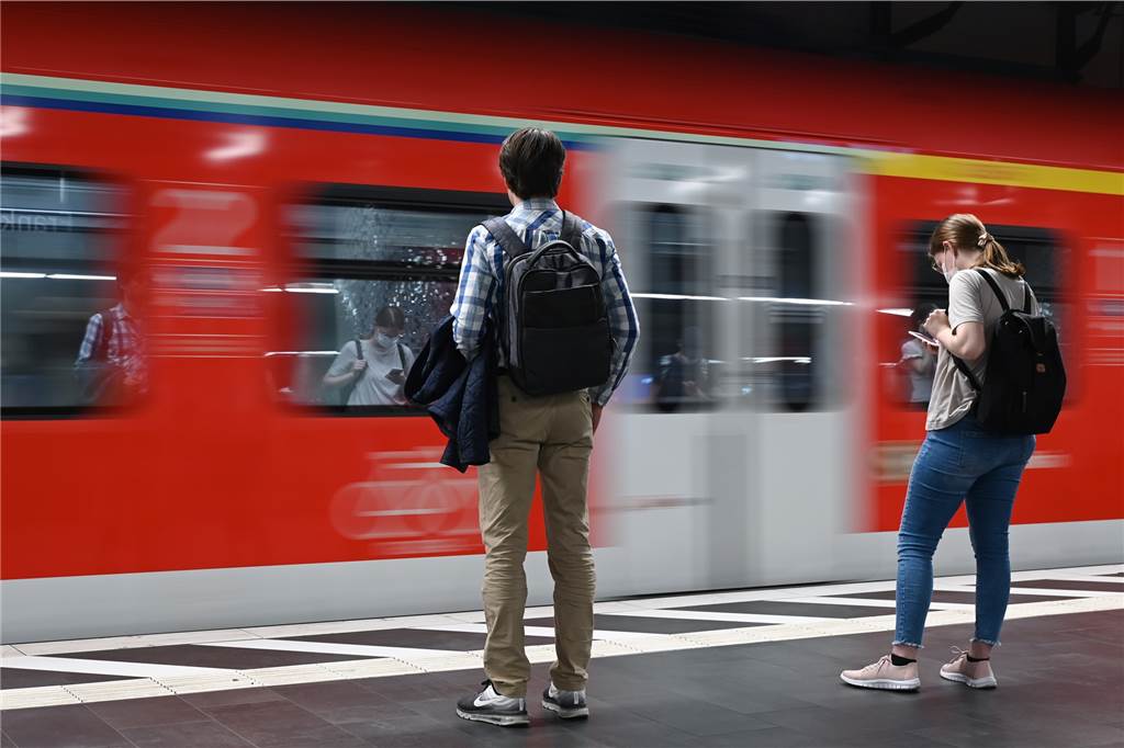 Lokführer bewusstlos geschlagen: Recklinghäuser in Essen festgenommen Zugreisende warten an einem Bahnhof auf die Einfahrt einer S-Bahn