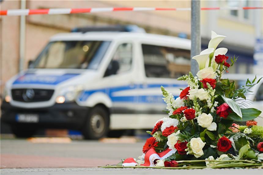 Castrop-Rauxel sucht einen Mahnmal-Standort für die Opfer rechtsextremistischen Terrors Tatort Heumarkt in Hanau (Hessen) am 22. Februar: Menschen gedenken mit einem Gesteck den Opfern des rechtsextremen Terroranschlags. In Castrop-Rauxel wird es für die Opfer von Rechts-Terrorismus auch eine Gedenkstätte geben. Die Verwaltung sucht nun einen Ort für „10+1 Bäume“.