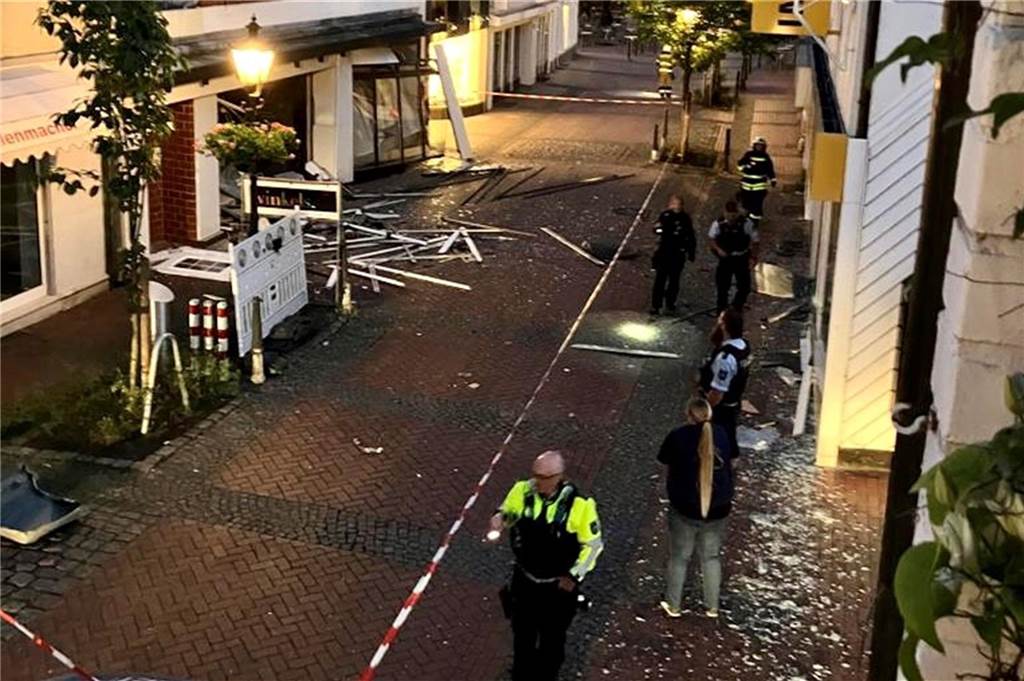 Anwohner nach Automaten-Sprengung geschockt: „Das ist schon ein mulmiges Gefühl“ Tatort Lippstraße, kurz nach der Geldautomaten-Sprengung