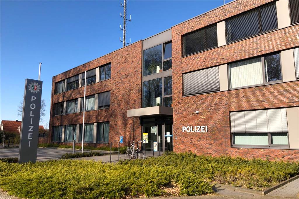 Krankenschwester geohrfeigt, am Rathaus randaliert, Beamte beleidigt Tatort Polizeiwache an der Graeser Straße in Ahaus: Mit dem „Stinkefinger“ beleidigte der Angeklagte beim Vorbeigehen einen Beamten dort.