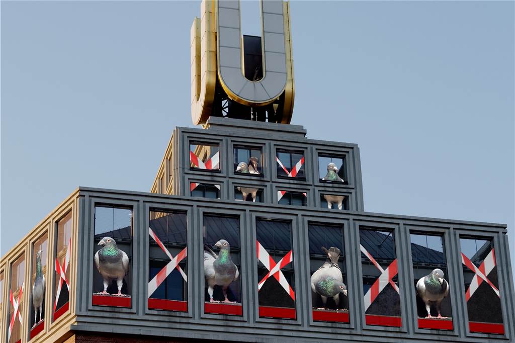 Für die Tauben am U-Turm gelten jetzt Corona-Regeln Tauben und Flatterband: So sieht die Installation von Adolf Winkelmann in coronagerechter Form aus.