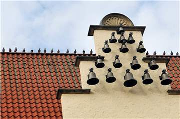 Taubenreihe auf dem Alten Rathaus: Die Vögel fühlen sich in der Halterner Innenstadt sehr wohl.