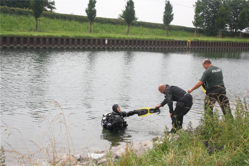 Leiche im Dortmund-Ems-Kanal: Erst Freispruch, dann neun Jahre Haft Taucher am Dortmund-Ems-Kanal in Waltrop.