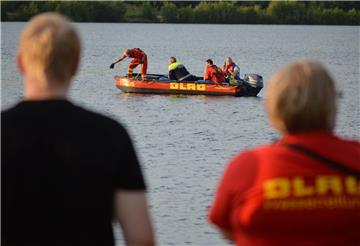 Taucher der DLRG und der Feuerwehr suchten nach der vermissten Person im Silbersee II.